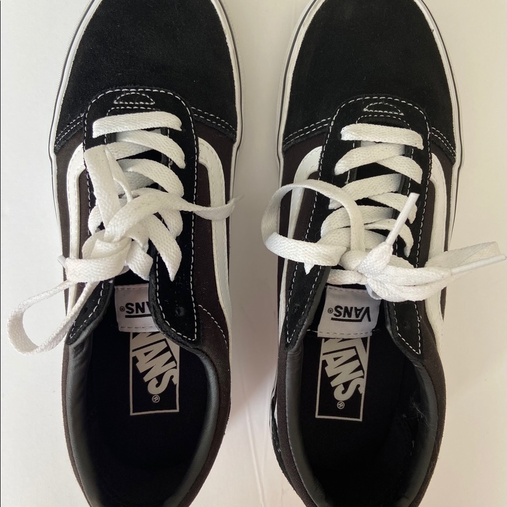 Vans Ward Sneaker Low top Black/ White  Size 8